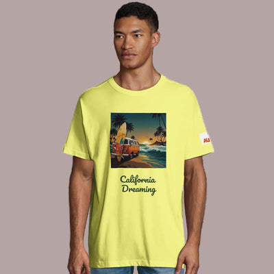 Camiseta Oversize Algodón Orgánico en color amarillo con diseño California Dreaming y surfero en la playa.