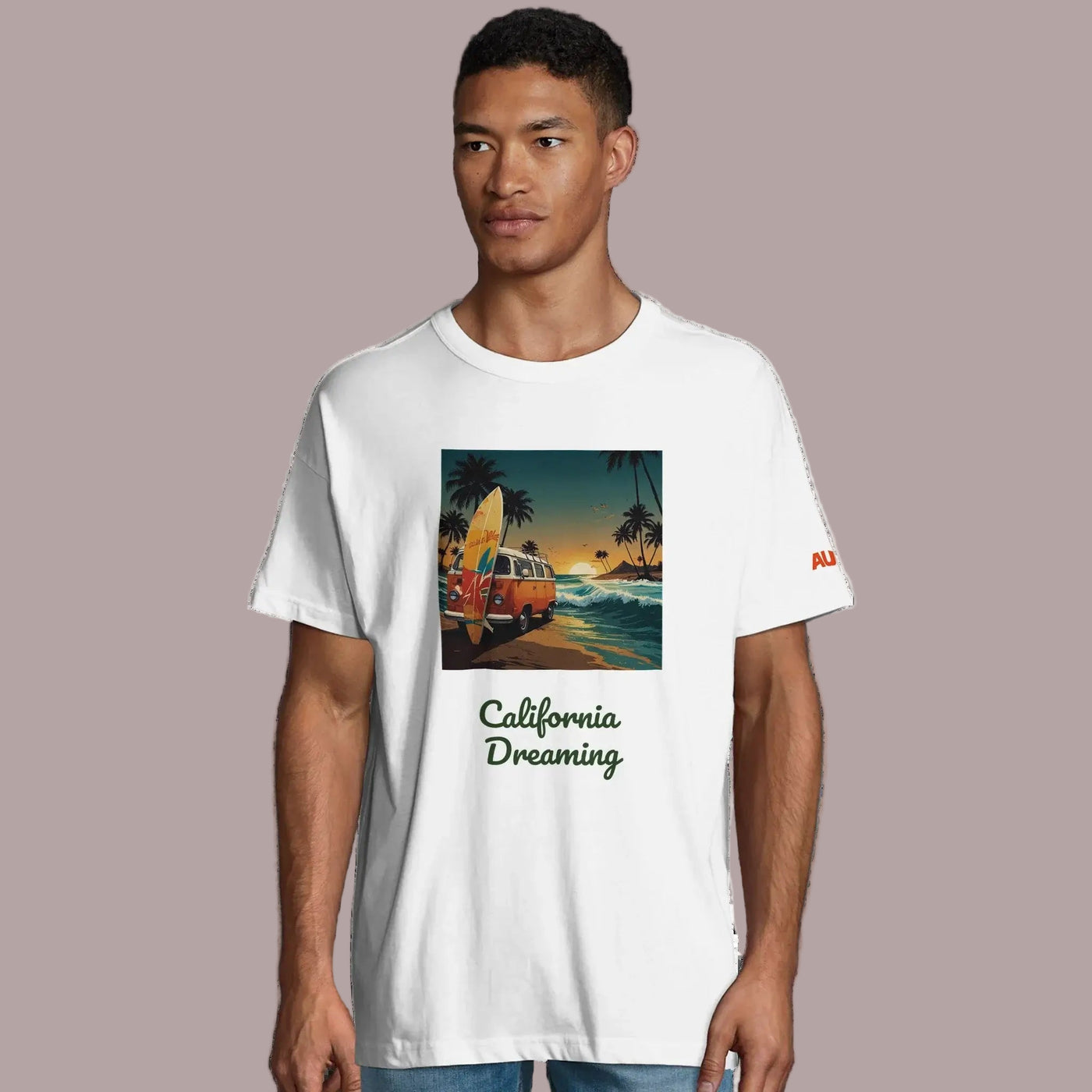 Camiseta Oversize Algodón Orgánico California Dreaming con diseño de surf y paisaje costero.