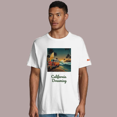 Camiseta Oversize Algodón Orgánico California Dreaming con diseño de surf y paisaje costero.