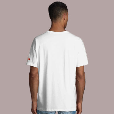 Hombre mostrando la parte trasera de la Camiseta Oversize Algodón Orgánico, color blanco, estilo relajado.